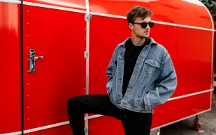 سترة الدينيم.. إطلالة عصرية أنيقة تخطف الأنظار ببساطتها