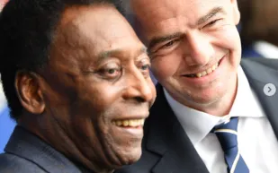 رئيس «فيفا» يثير غضبًا واسعًا بسبب «سيلفي بيليه»