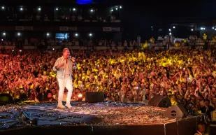 وسط حضور جماهيري غفير.. حفل أسطوري لعمرو دياب في دبي