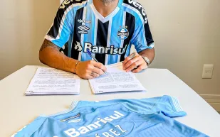 لويس سواريز يوقع عقدًا مع غريميو البرازيلي لمدة موسمين