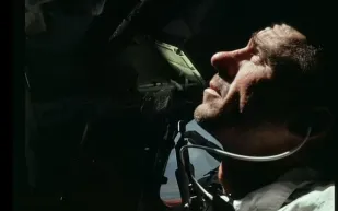 وفاة «والتر كانينغهام» آخر رائد فضاء من طاقم أول رحلة لسلسلة «أبولو»