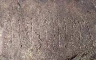 اكتشاف أقدم حجر يحمل نقوشًا باللغة "الرونية" عمره 2000 عام