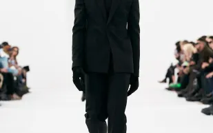 جيفنشي تعرض مجموعتها الجديدة في أسبوع باريس للموضة