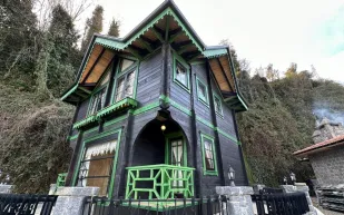 «مضاد للزلازل».. منزل تركي يدور حول نفسه 360 درجة