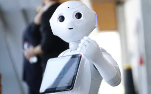 أول روبوت في العالم أمام هيئة قضائية.. ما القصة؟