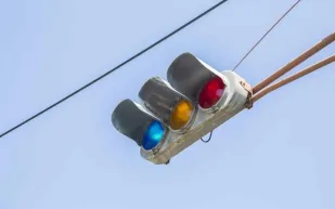 دراسة جديدة تقترح لونًا رابعًا لإشارات المرور 