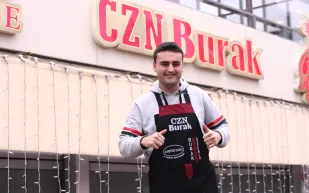 الشيف «بوراك» يبكي بسبب الدمار الهائل لزلزال تركيا (فيديو)