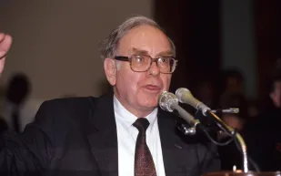 الملياردير «وارن بافيت»:منتقدو إعادة شراء الأسهم «أُميّون» اقتصاديًّا