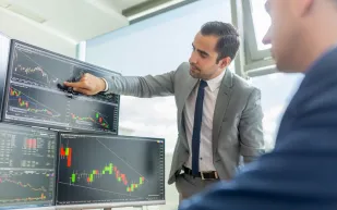 روبوت «ChatGPT» يُرشح 5 كتب كي تصبح مستثمرًا أكثر ذكاءً