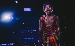 أغرب إطلالة في حفل جوائز Grammy 2033 (فيديو) 