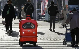 اليابان تسمح لـ «روبوتات» التوصيل بالسير  في الشوارع لتقديم خدماتها 