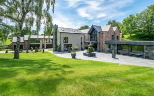 «رونالدو» يعرض قصره في مانشستر للبيع مقابل 5.5 مليون إسترليني