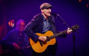 جيمس تايلور.. العازف الذي باع 100 مليون تسجيل!