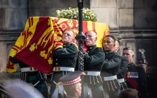 حاملو نعش «الملكة إليزابيث» يحصلون على الوسام الملكي الفضي