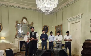 أول ليلة رئيسًا للوزراء.. حمزة يوسف يؤم عائلته في الصلاة بمقر حكومة أسكتلندا