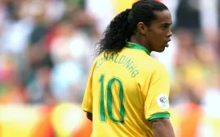 في دوري الملوك.. «رونالدينيو» يلعب المباراة بـ 70 يورو فقط