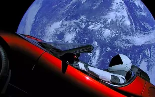 بعد 5 سنوات في الفضاء.. متى تعود سيارة "إيلون ماسك" للأرض؟