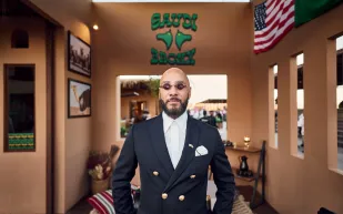 النجم العالمي سويز بيتس يشارك في كأس العلا للهجن