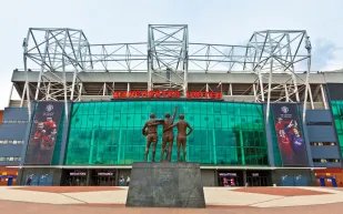 قبل التاسعة مساءً.. هل تستطيع شراء نادي مانشستر يونايتد؟