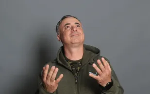 مدرب فريق الشباب في نادي «أُحد» يُشهر إسلامه (فيديو)