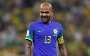 «الخونة أخذوه مني».. رسالة قوية من والدة اللاعب «داني ألفيس» بعد استمرار سجنه