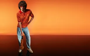 الربيع يولد مرتين: دور الأزياء تبتكر موسم الدفء والألوان على حريتها