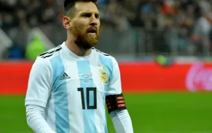 ميسي يحتفل بتمثاله حاملاً كأس العالم في متحف «الكونميبول»