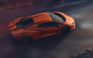 رئيس لامبورغيني: لدينا قوائم انتظار لمدة عامين من سيارة "Revuelto"