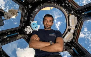 بالزي الإماراتي.. "سلطان النيادي" يرسل تهنئة العيد من الفضاء