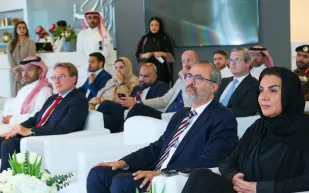 "النقل" تدشن أول مركبة كهربائية ذاتية القيادة بالتعاون مع "روشن" العقارية