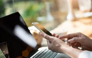 «لوقف التطفل».. «غوغل» تطور ميزة لحماية شاشات الهواتف