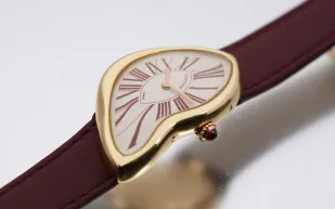 لماذا يُفضل المشاهير وهواة المقتنيات ساعة "Cartier Crash" السيريالية؟