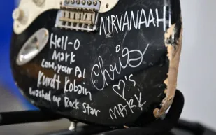 بيع جيتار محطم وموقع لـ كورت كوبين بأكثر من 595 ألف دولار