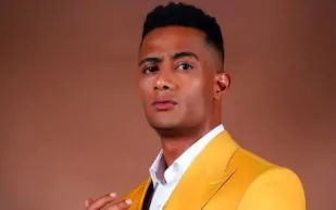 محمد رمضان يحتفل بعيد ميلاده بـ"تورتة" من الذهب والدولارات (فيديو)