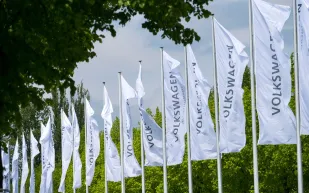 فولكس فاجن تُعلن خروجها من السوق الروسية ببيع جميع أصولها