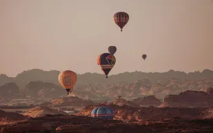 المناطيد تشكل لوحات فنية فريدة في "مهرجان سماء العُلا"