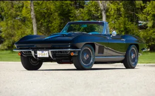 سيارة شيفروليه كورفيت نادرة للبيع في مزاد مايكوم