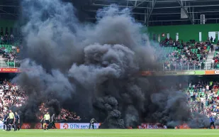 بعد 9 دقائق.. إلغاء مباراة في الدوري الهولندي بسبب إلقاء قنابل دخان (فيديو)