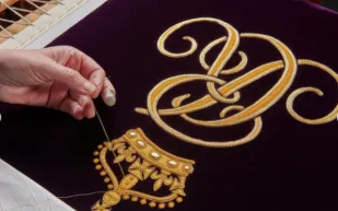 الكشف عن ملابس الملك "تشارلز" والملكة "كاميلا" خلال احتفالية التتويج (صور)