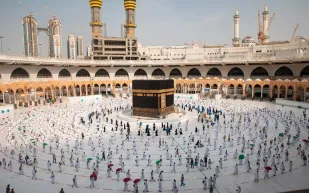 الأول خلال العام الحالي.. الشمس تتعامد على الكعبة المشرفة (فيديو)