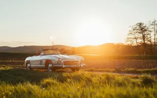 سيارة "مرسيدس رود ستار" موديل 1961 للبيع في مزاد "بونهامس"