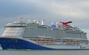 شاهد| أول سفينة ترفيهية بـ «قطار أفعواني» في العالم 