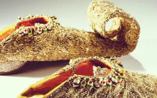 مرصّع كالتاج الملكي.. ما قصة حذاء إسكندر جاه الأغلى في العالم؟ 