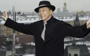 جاكي شان.. ملك الدراما القتالية كيف لمن نشأ على القسوة أن يهرب منها؟!