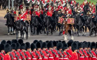 سقط خلال احتفال تتويج "تشارلز".. جر جندي بريطاني عبر الوحل (فيديو)