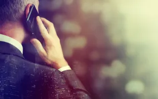 احذر.. استخدام الجوال أكثر من نصف ساعة أسبوعيًّا يهددك بهذا المرض