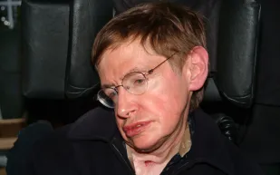 كيف حذر "ستيفن هوكينغ" من الذكاء الاصطناعي قبل وفاته؟