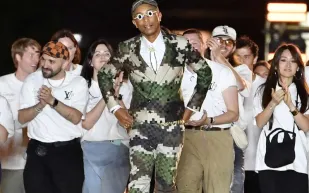 أسبوع باريس يشهد أول عروض "Louis Vuitton" مع "فاريل ويليامز" (فيديو)