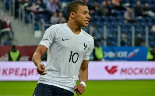 الفرنسي "مبابي" يتصدر قائمة أغلى 10 لاعبين في العالم