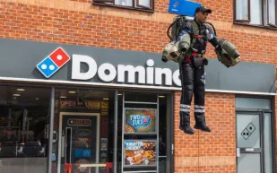 مطعم يبدأ توصيل البيتزا للزبائن بالطيران.. ما القصة؟ (فيديو)